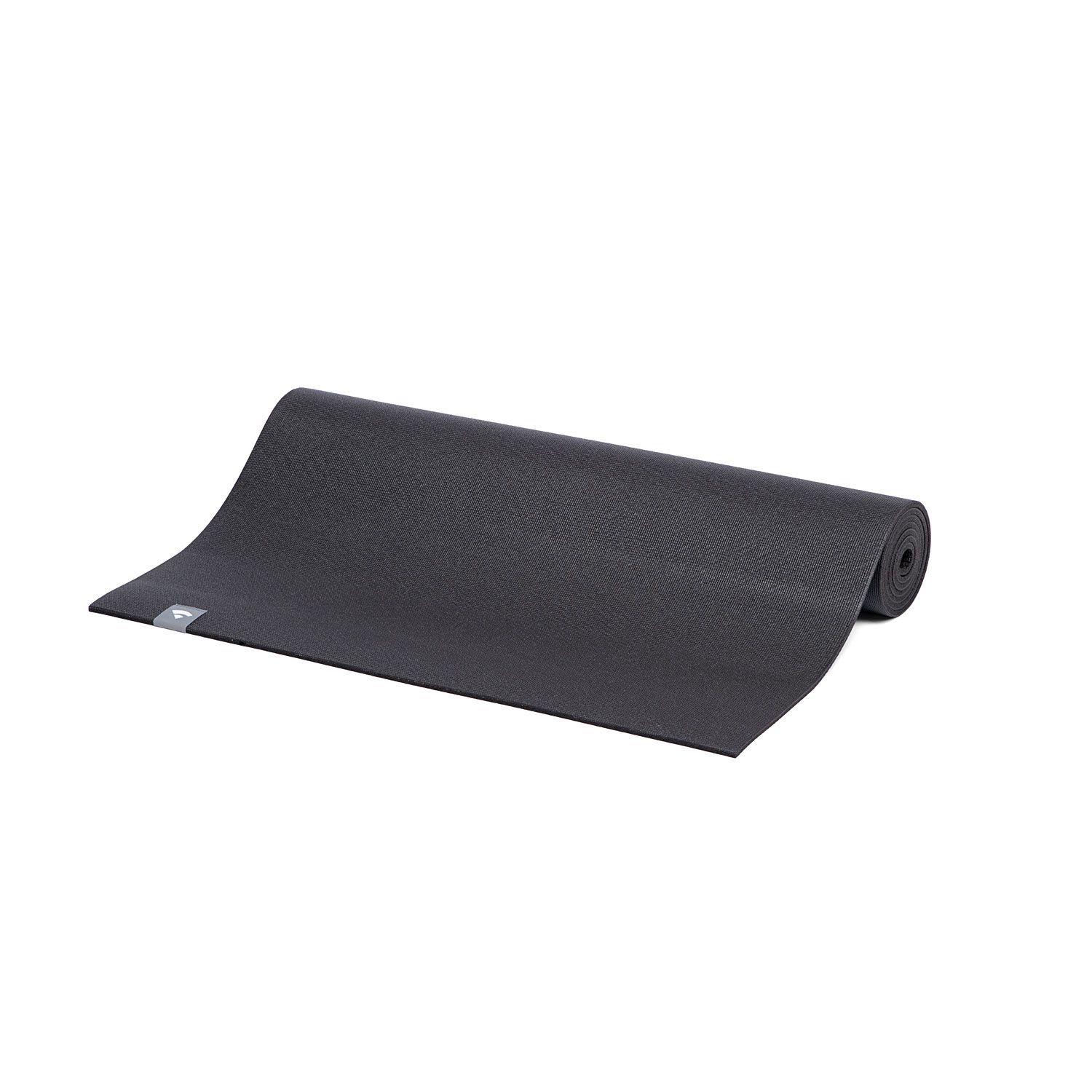Ausgerollte, schwarze Yogamatte. Logo in der Ecke. PVC-Material.
