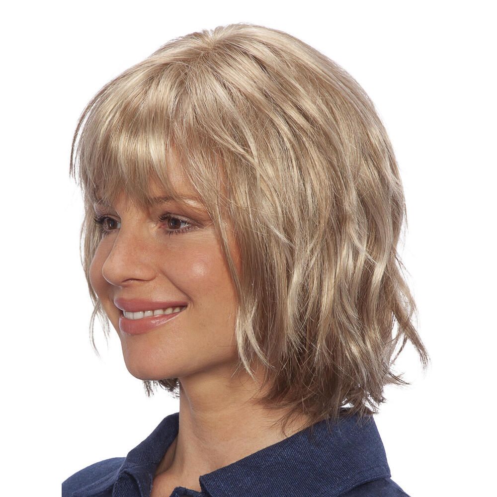 Perücke Pippa von trendhair. Blondes Haar mit Pony, schulterlang. Seitenansicht einer Frau mit Perücke.