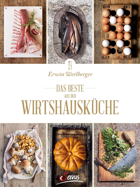 Rohes Lammkarree auf Schneidebrett. Daneben Rosmarinzweig und Knoblauchzehe. Holzuntergrund.