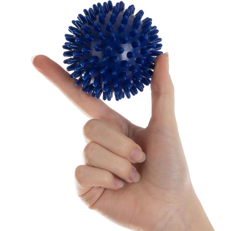 Hand hält einen blauen Massageball mit Noppen. Der Ball liegt auf einem Finger.