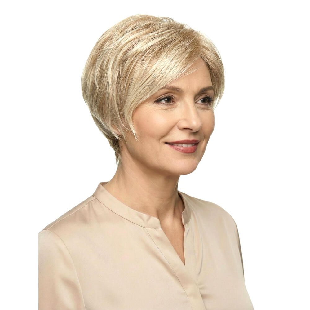 Kurzhaarperücke, blond, Nahaufnahme einer Frau. Haarschnitt mit Pony.