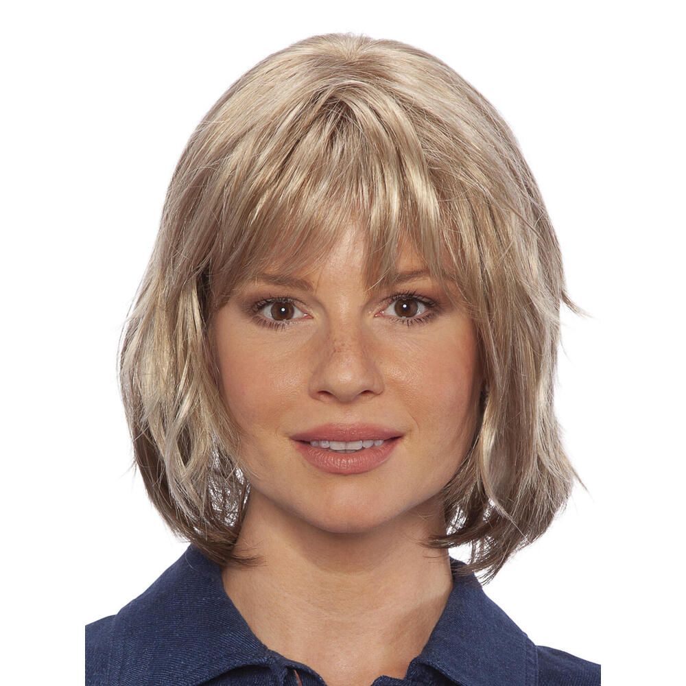 Perücke Pippa von trendhair. Blondes Haar mit Pony, schulterlang. Frau mit Perücke vor weißem Hintergrund.