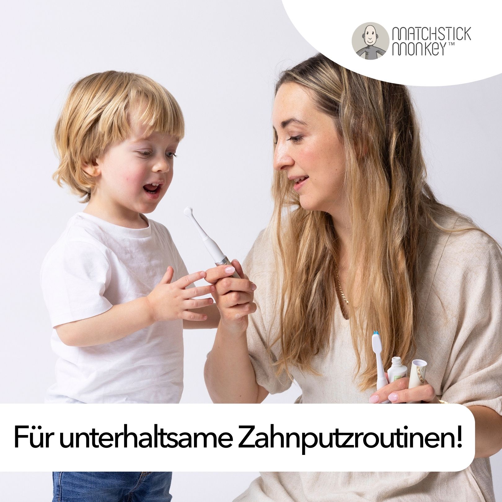 Mutter und Kind mit Zahnbürsten. Kind hält Zahnbürste. Text: Für unterhaltsame Zahnputzroutinen!