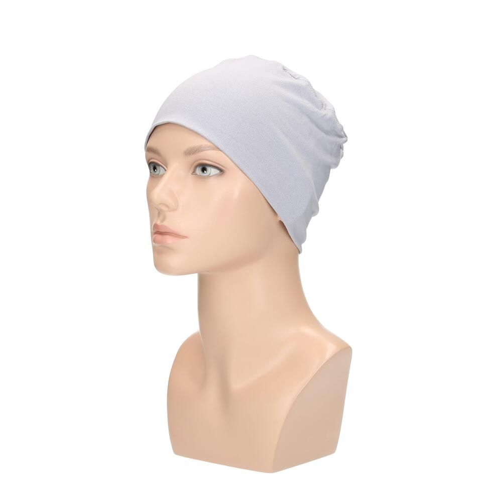 Hellgrauer Turban auf einer Büste. Seitenansicht. Glatter Stoff, ohne sichtbare Details.