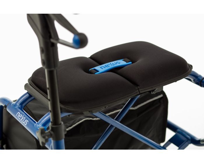 Nahaufnahme des Sitzes eines blauen Rollators. Schwarzer Sitz, blaues Nexus-Logo, Tasche.