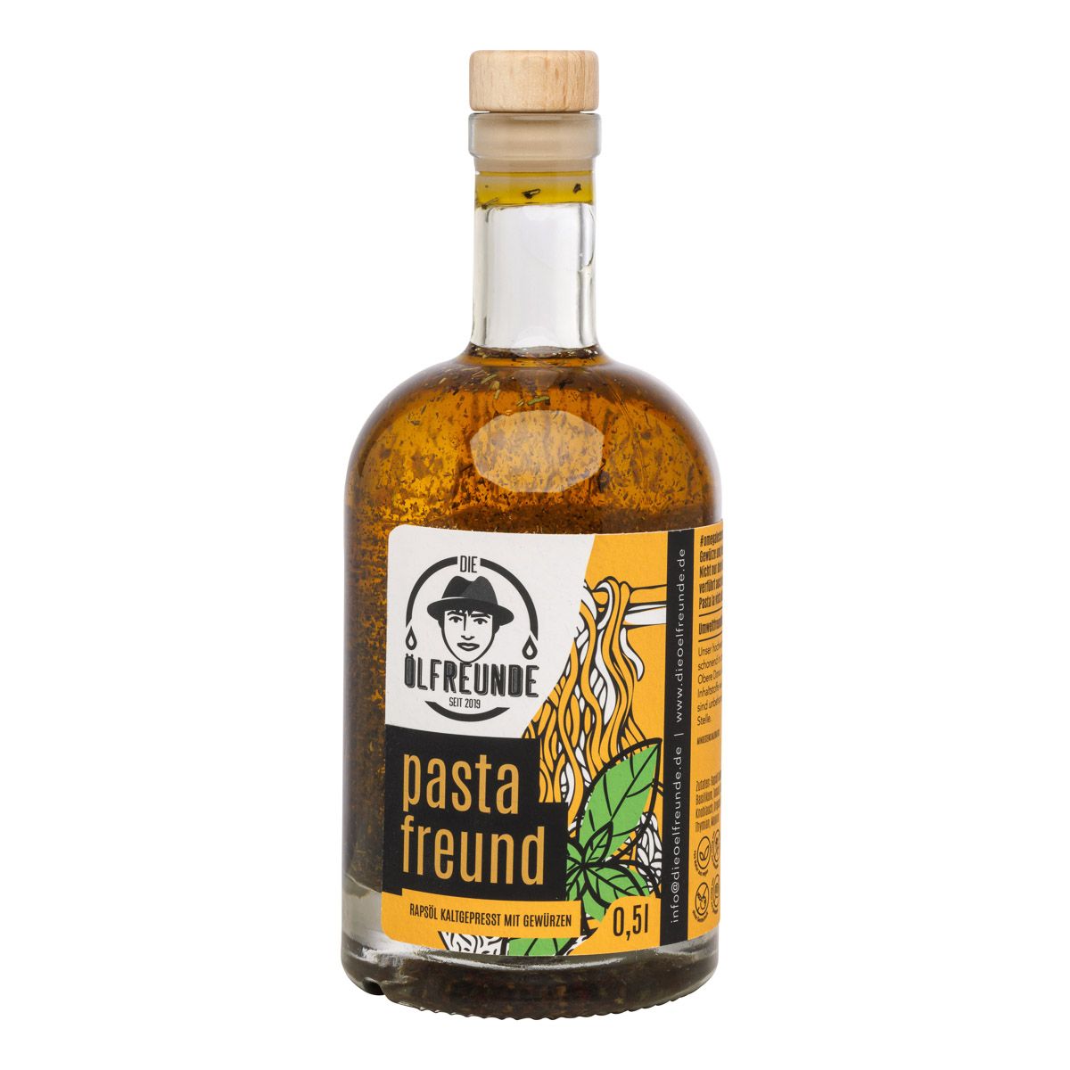 Glasflasche mit gelbem Inhalt und Aufkleber. Aufschrift: Ölfreunde, pasta freund, 0,5l. Mit Holzverschluss.