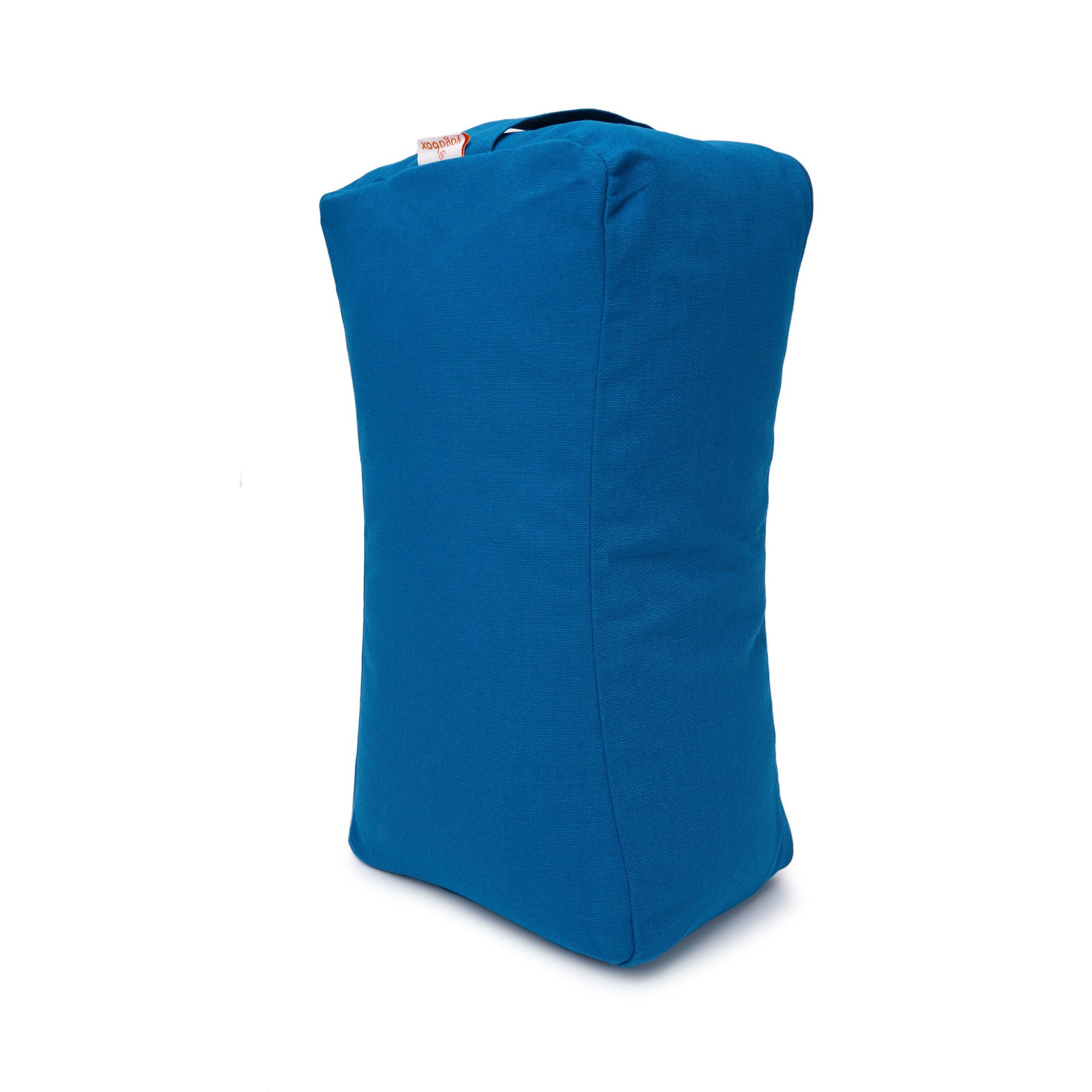 Blaues Yogakissen, aufrecht stehend, rechteckige Form mit abgerundeten Kanten.