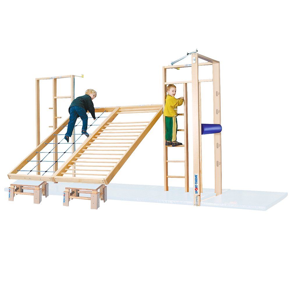 Kletterwand-Kombination mit Sprossenwand, Klettergerüst, Strickleiter und blauer Rolle. Kinder klettern.