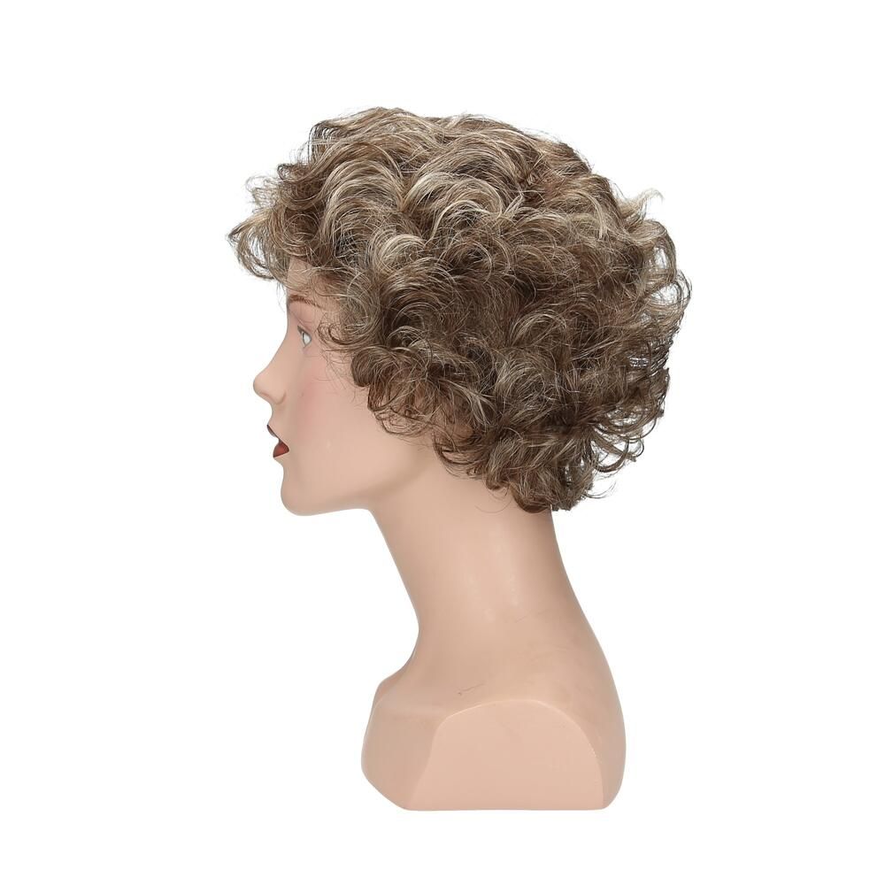 Perücke mit lockigem, blond-braun meliertem Haar auf einem Schaufensterkopf. Seitenansicht.