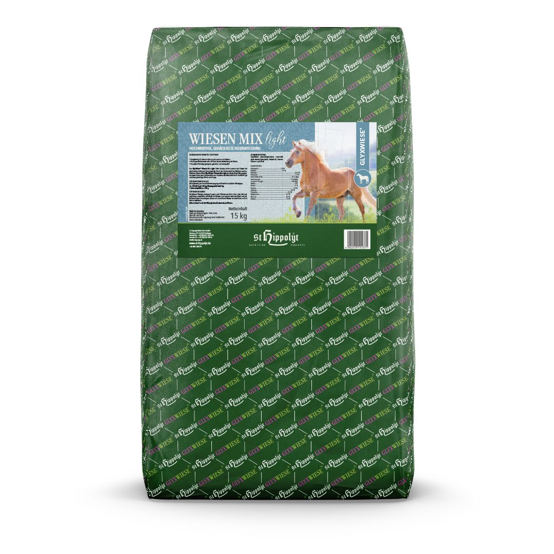 Grüner Sack mit Produkt für Pferde. Aufdruck: Wiesen Mix light, ein Pferd, St. Hippolyt. Gewicht: 15 kg.