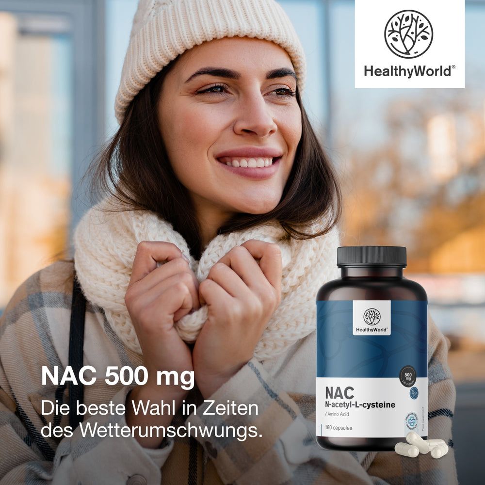 Frau mit Winterkleidung neben Flasche mit NAC 500 mg. HealthyWorld Logo. Text: Die beste Wahl in Zeiten des Wetterumschwungs. Weiße Kapseln daneben.