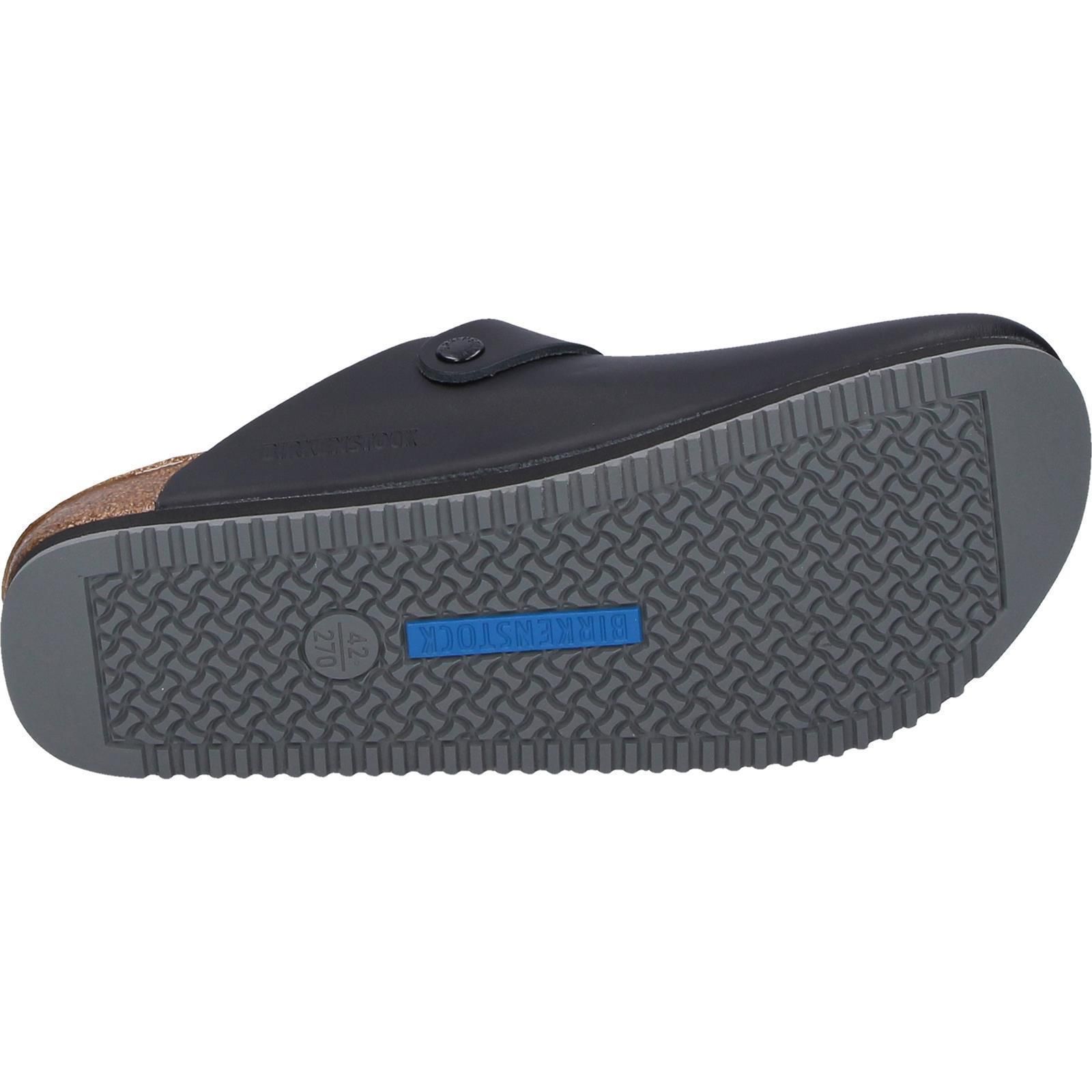 Unterseite einer schwarzen Pantolette. Graue Sohle mit Profil, blaues Logo. Detailansicht.