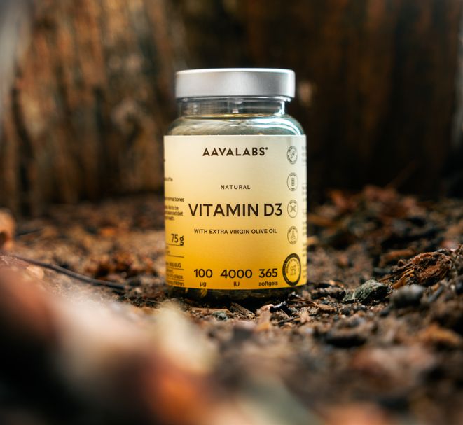 Aavalabs Vitamin D3 Flasche im erdigen Umfeld.
