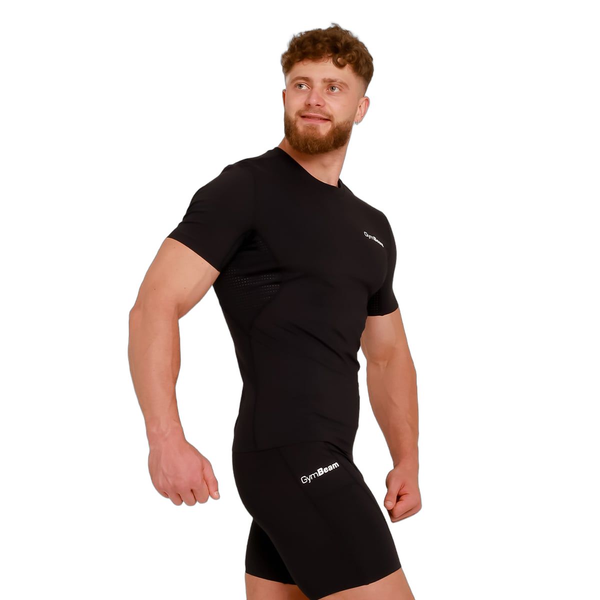 Mann in schwarzem Slim Fit T-Shirt mit kurzen Ärmeln und GymBeam-Logo, seitliche Ansicht.