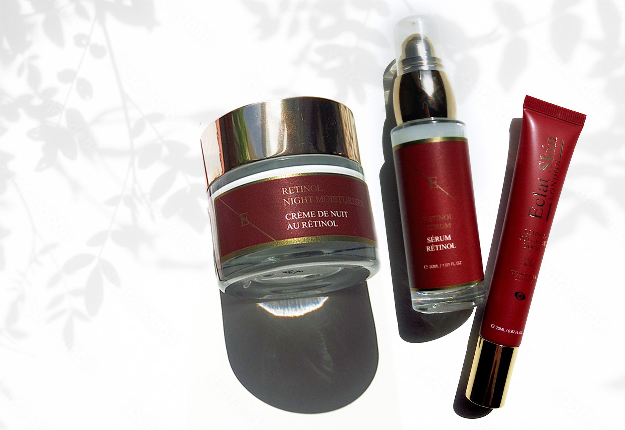 Drei Kosmetikprodukte: Retinol-Nacht-Feuchtigkeitscreme, Serum und Augencreme. Rote und goldfarbene Verpackung. ErthSkin London Logo.