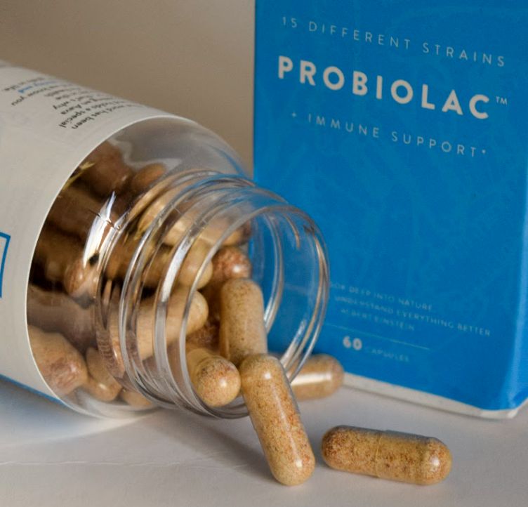 Umgekippte Flasche Aavalabs Probiotika Kapseln, Kapseln verstreut.