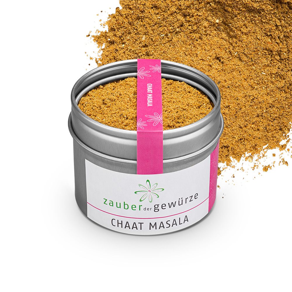 Geöffnete Dose Chaat Masala. Rosa Etikett mit 'Chaat Masala'. Weißes Etikett mit 'Zauber der Gewürze'.