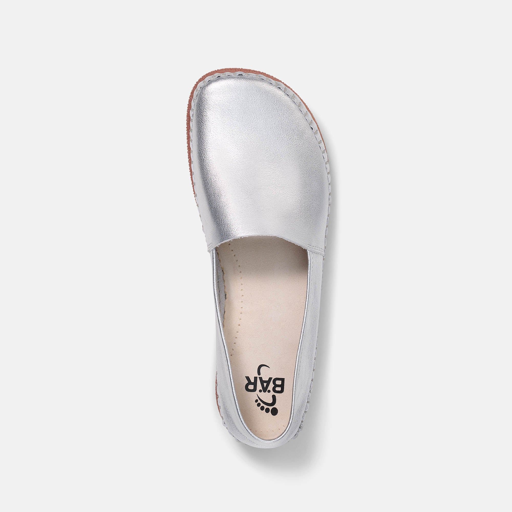 Oberansicht eines silbernen Slippers mit breiter Passform. Logo 'BÄR'.