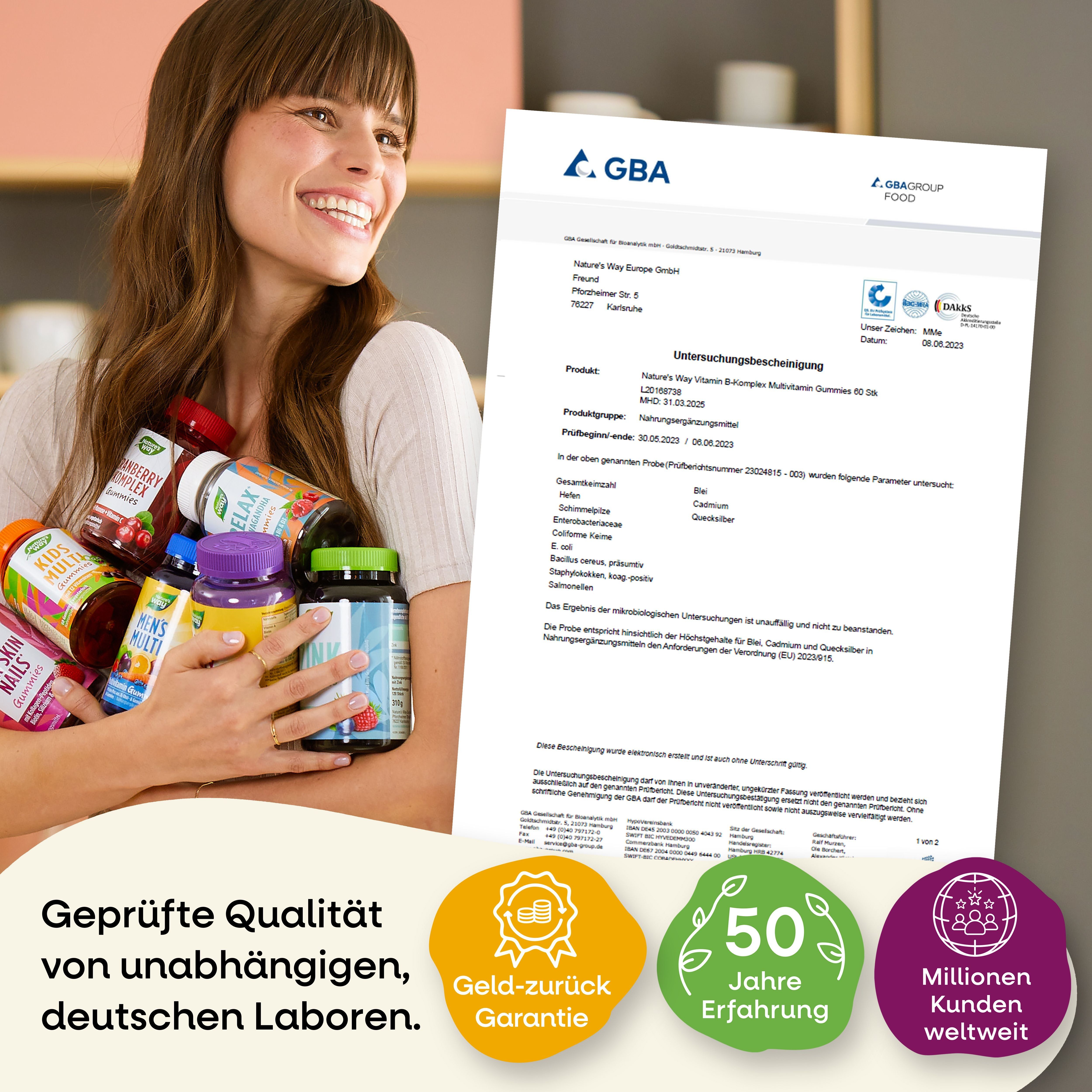 Frau hält mehrere Flaschen Nature's Way Produkte. Dokument mit GBA-Logo. Text: Geprüfte Qualität, Geld-zurück-Garantie, 50 Jahre Erfahrung.