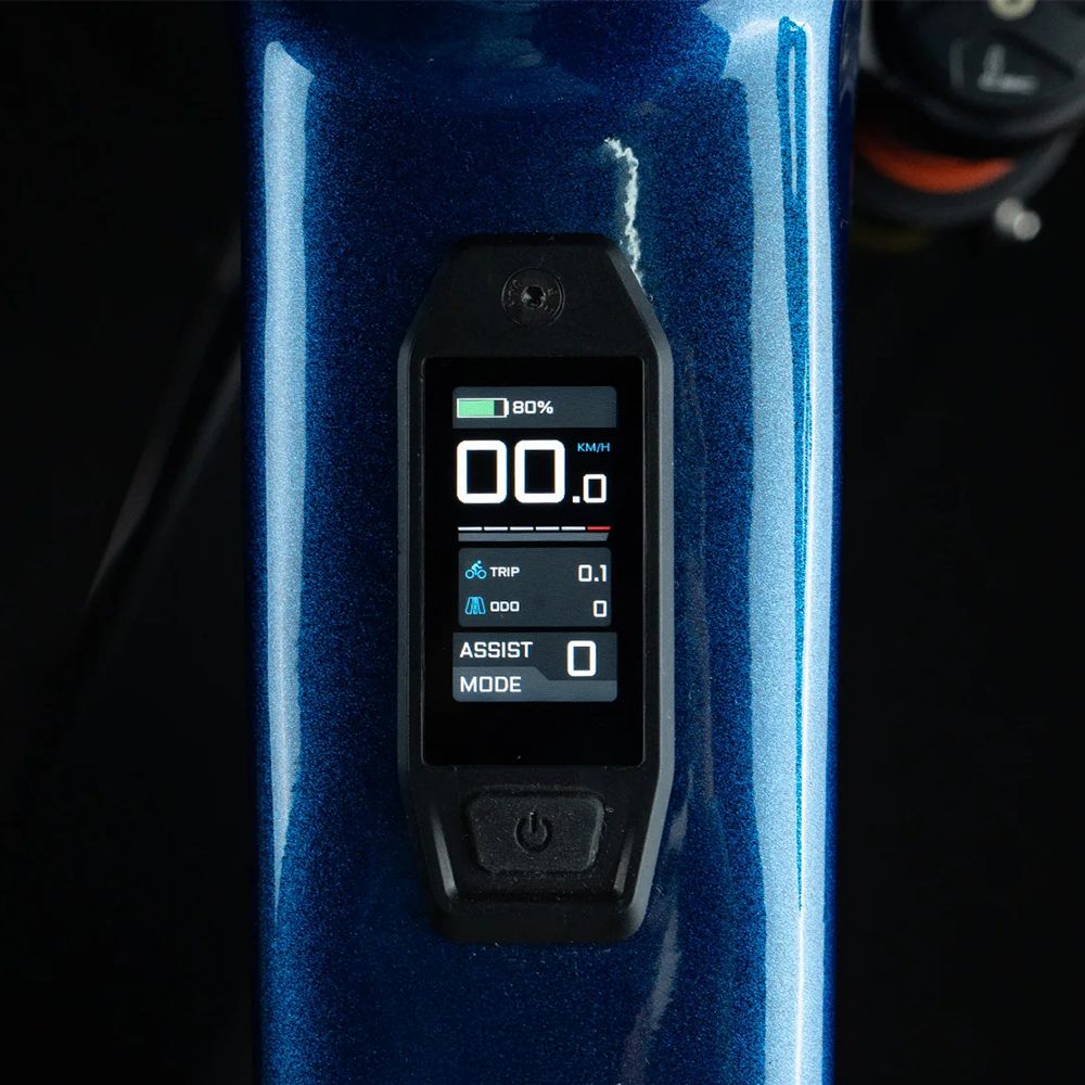 Nahaufnahme des Displays eines E-Bikes. Zeigt Geschwindigkeit, Akkustand und Assistenzmodus.