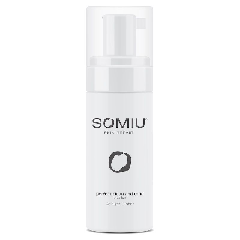 Weiße Flasche mit Pumpverschluss. Aufschrift SOMIU SKIN REPAIR, darunter ein Symbol und Text: perfect clean and tone. Reiniger + Toner.