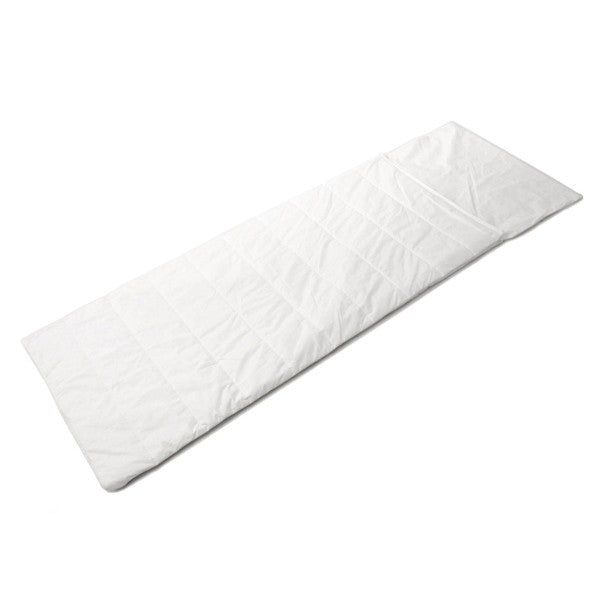 Weißer, rechteckiger Schlafsack mit Steppung. Liegt auf einer Oberfläche.