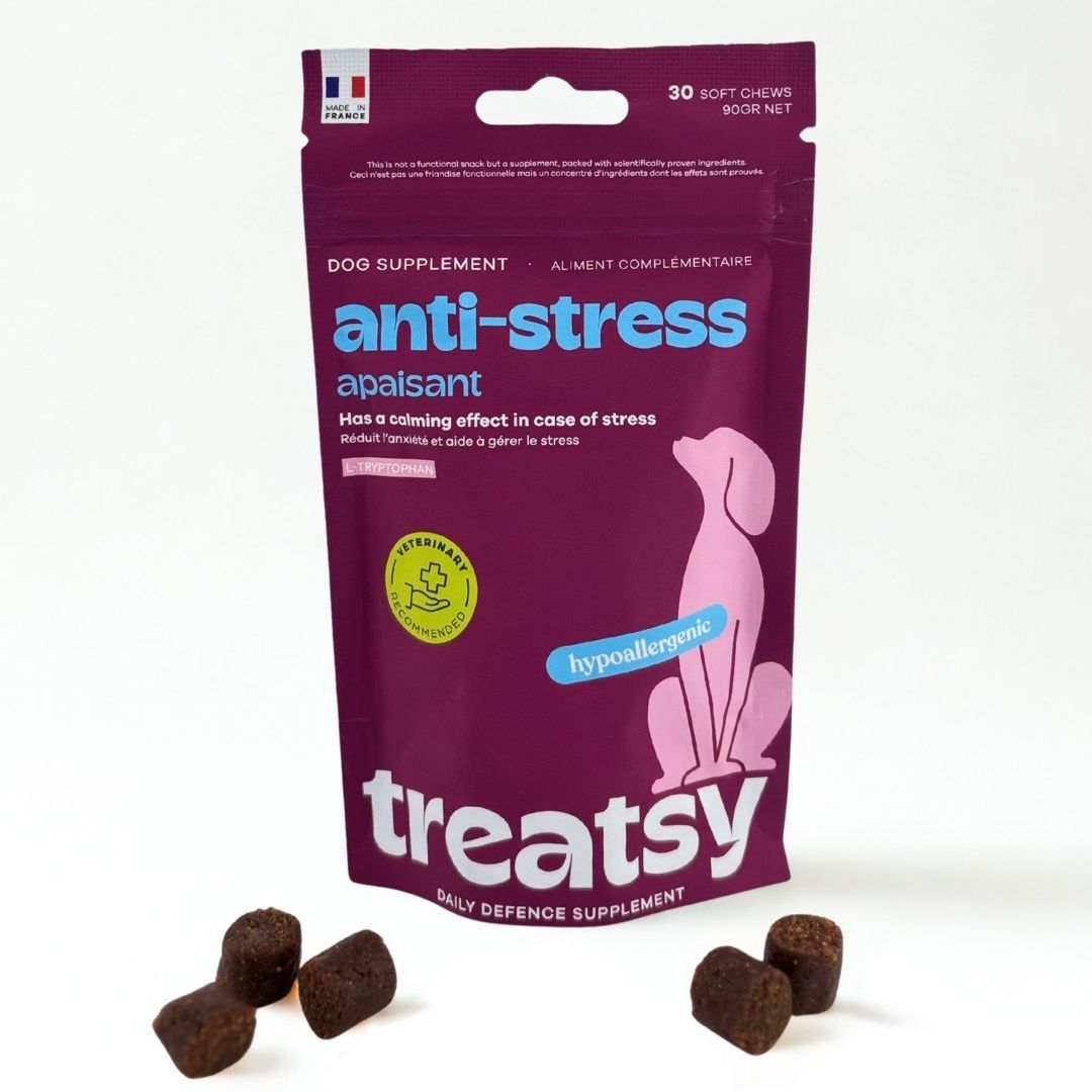 Beutel mit Anti-Stress-Ergänzungsfuttermittel für Hunde. Enthält 30 weiche Kausnacks. Marke: Treatsy. Mit französischem Flaggen-Logo.