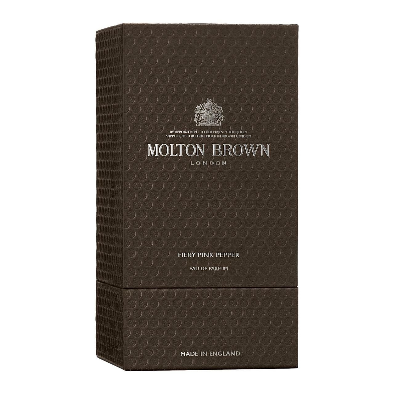 Braune Verpackung mit Prägung. Aufschrift: Molton Brown, Fiery Pink Pepper, Eau de Parfum. Hergestellt in England.