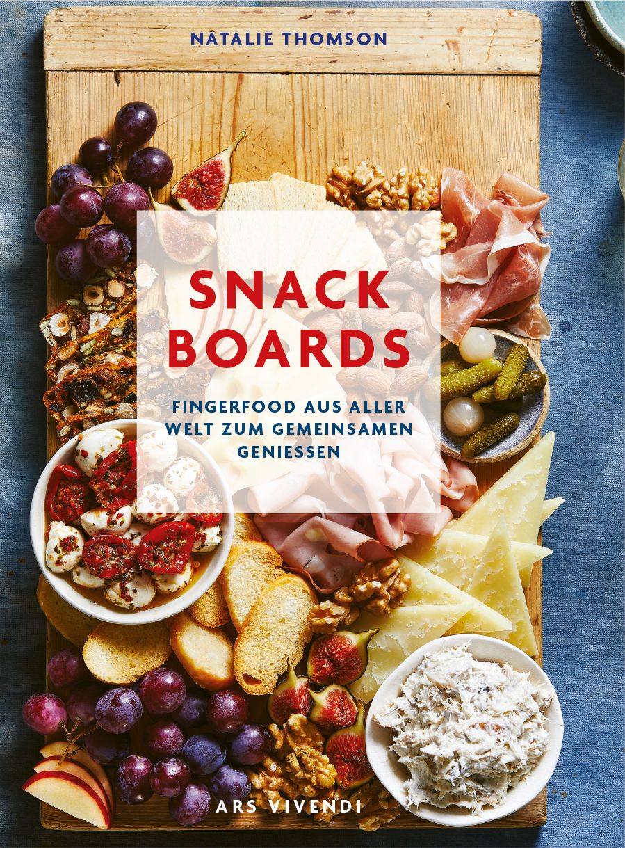 Buchcover mit dem Titel "Snack Boards". Es zeigt eine Holzplatte mit verschiedenen Snacks wie Trauben, Käse, und Fleisch.