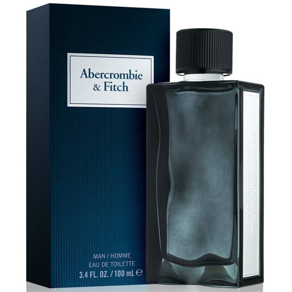 Dunkelblaue Flasche und Verpackung. Aufschrift: Abercrombie & Fitch, MAN/HOMME, Eau de Toilette. Schwarzer Verschluss.