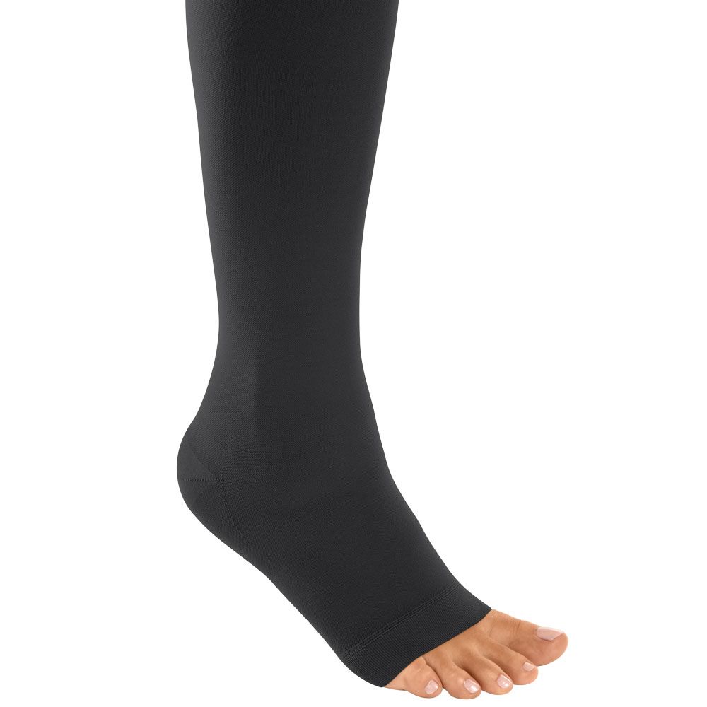 Schwarzer Kompressionsstrumpf mit offener Fußspitze. Beinbekleidung, die bis zum Knie reicht. Nahaufnahme des Fußes.