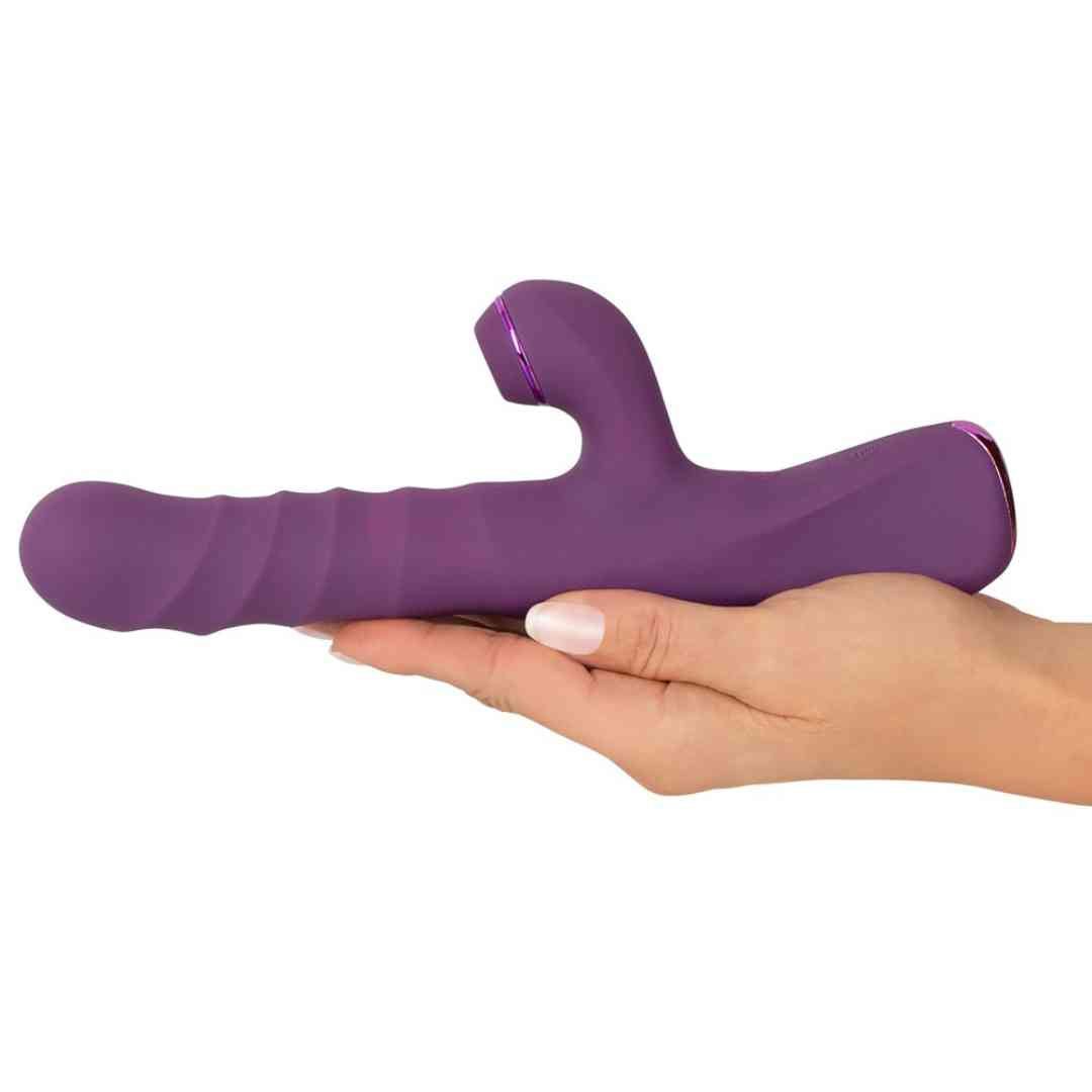 Hand hält lila Vibrator. Das Gerät hat eine geriffelte Oberfläche und einen gebogenen Arm.