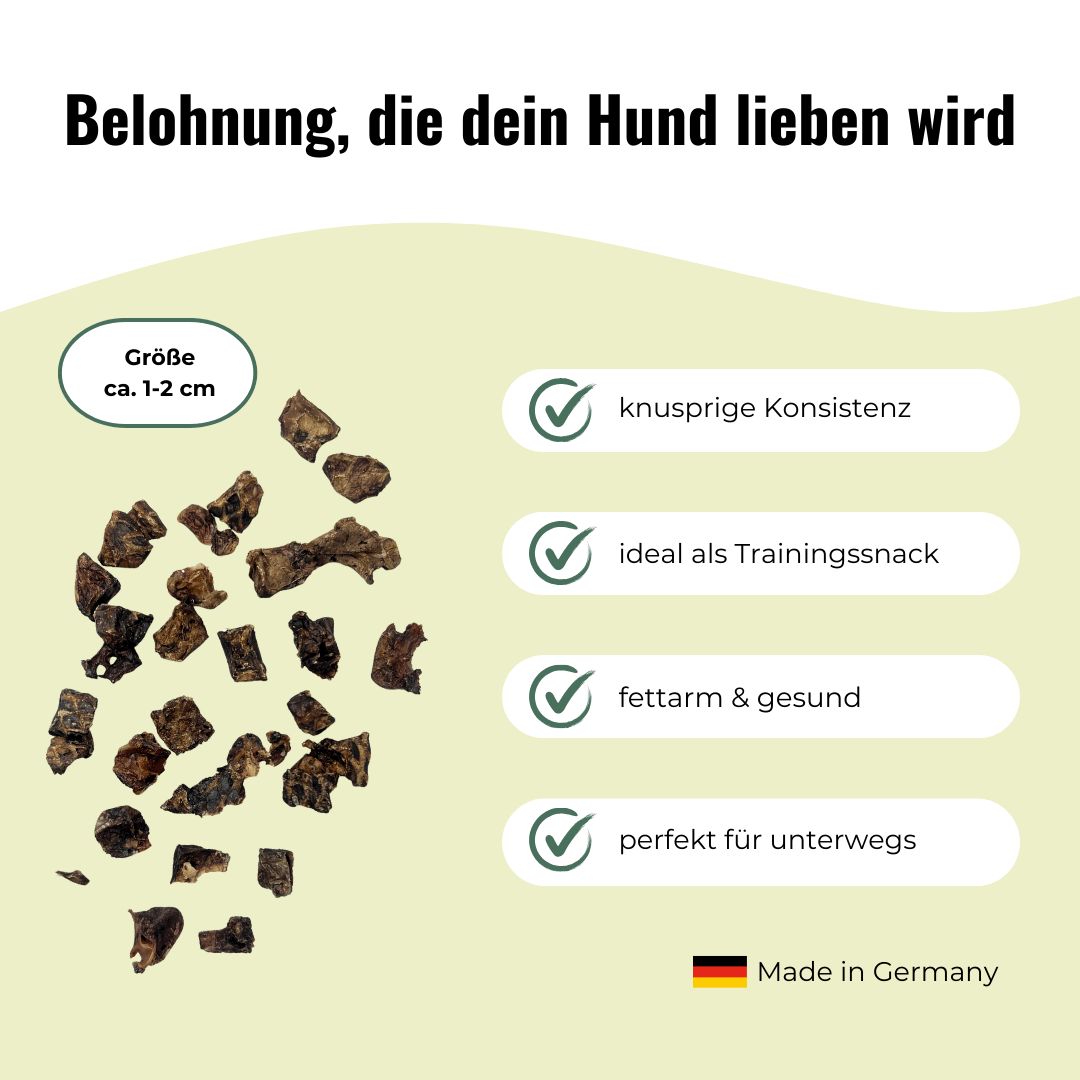 Mehrere getrocknete Hundekauartikel auf hellem Hintergrund.