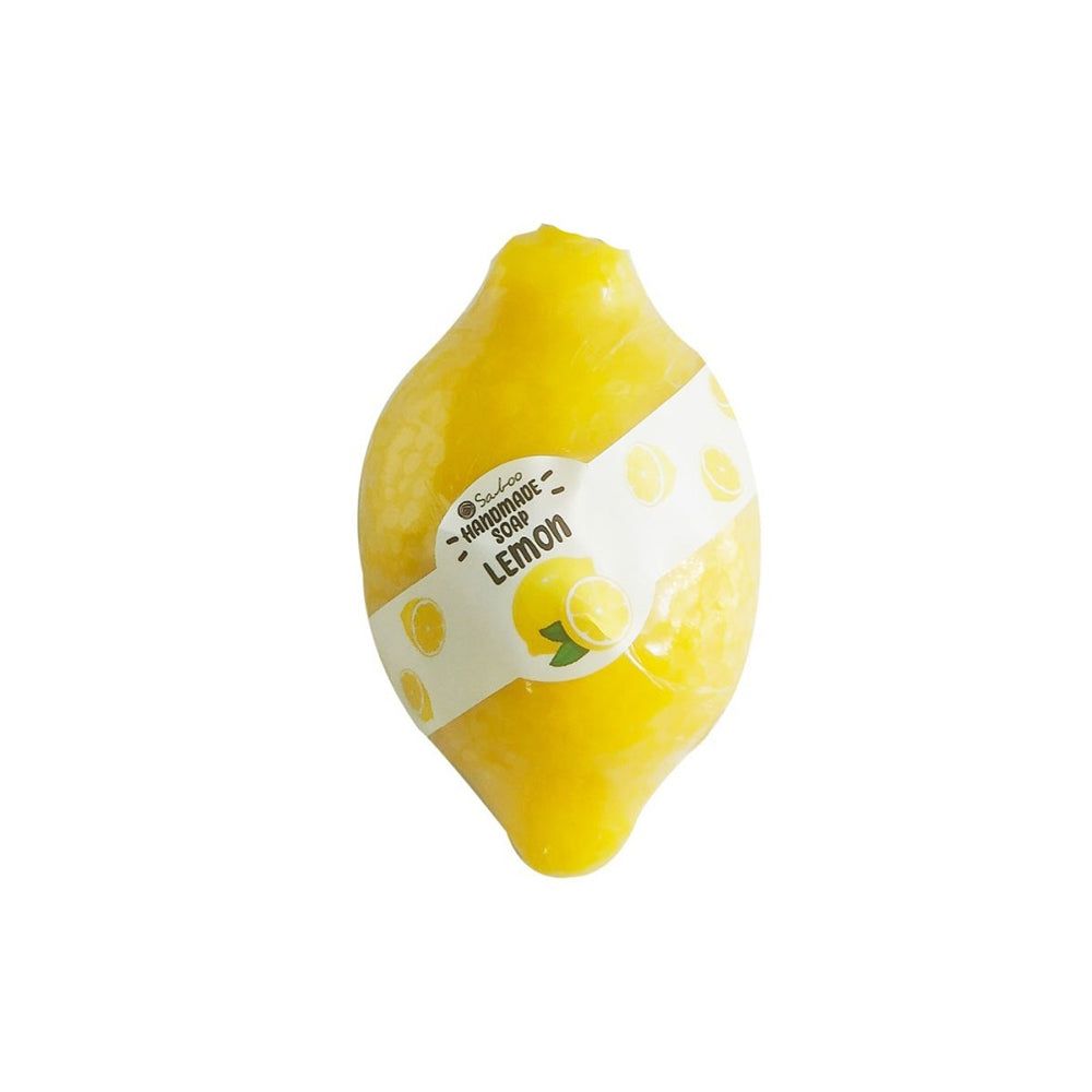Gelbe Seife in Zitronenform. Mit weißem Etikett, Aufschrift "Handmade Soap Lemon".
