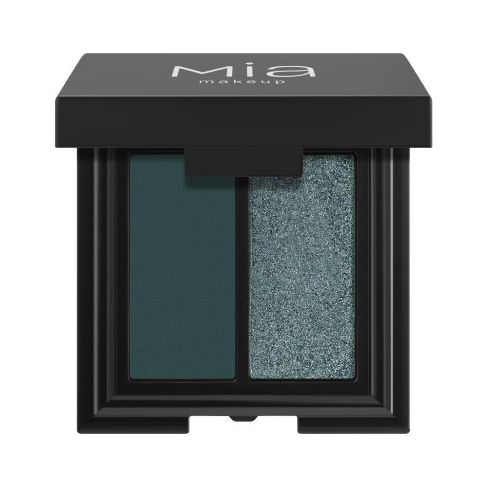 Una palette nera Mia Makeup DOUBLE MATCH EYESHADOW DUO. La palette è aperta, rivelando due colori di ombretto: un verde scuro e un verde-grigio scintillante. Il nome del marchio 'mia makeup' è visibile nella parte superiore della palette.