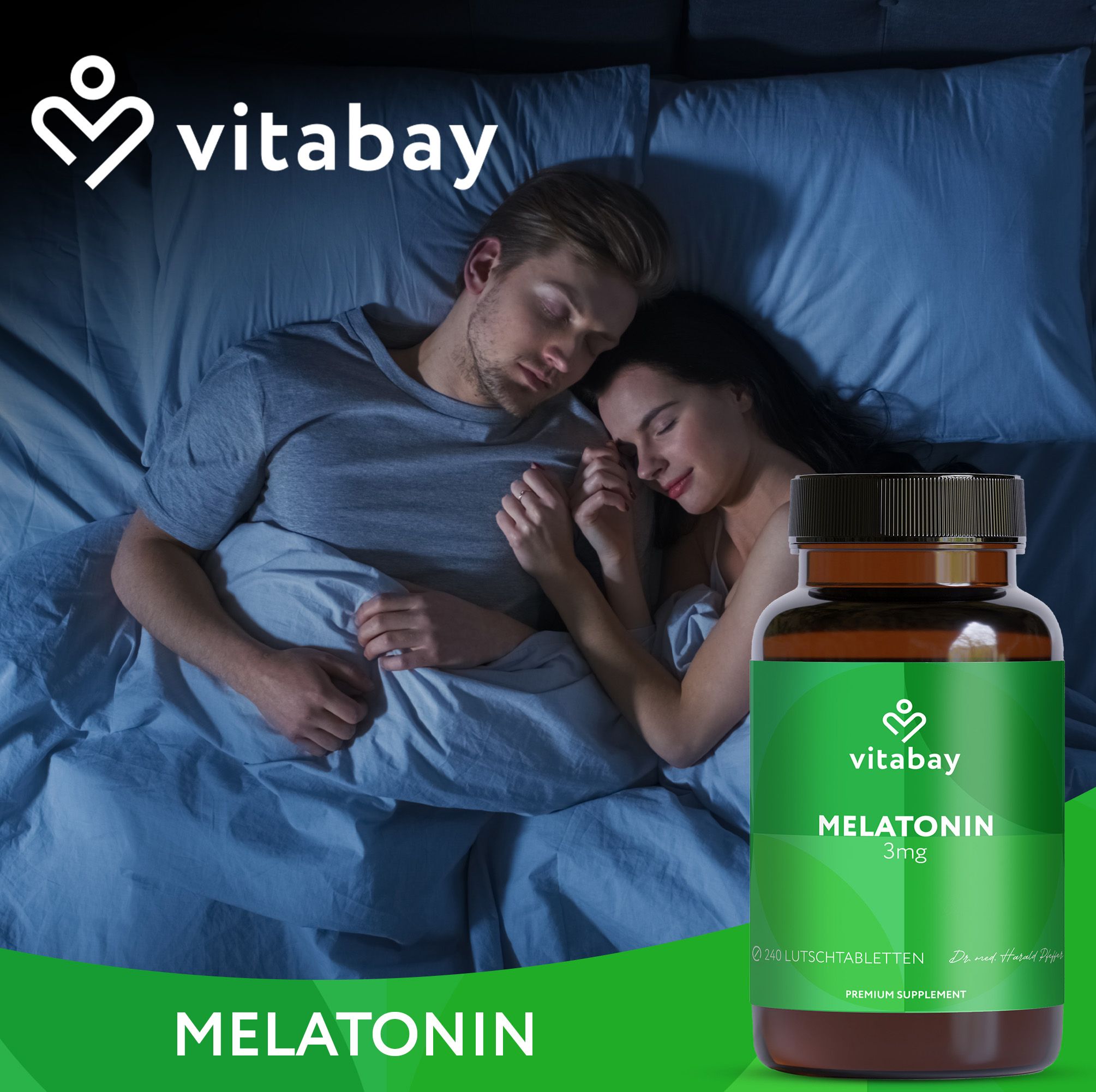 Paar schläft im Bett. Auf dem Nachttisch steht eine braune Glasflasche mit grüner Aufschrift: Vitabay Melatonin 3mg, 240 Lutschtabletten. Vitabay Logo.