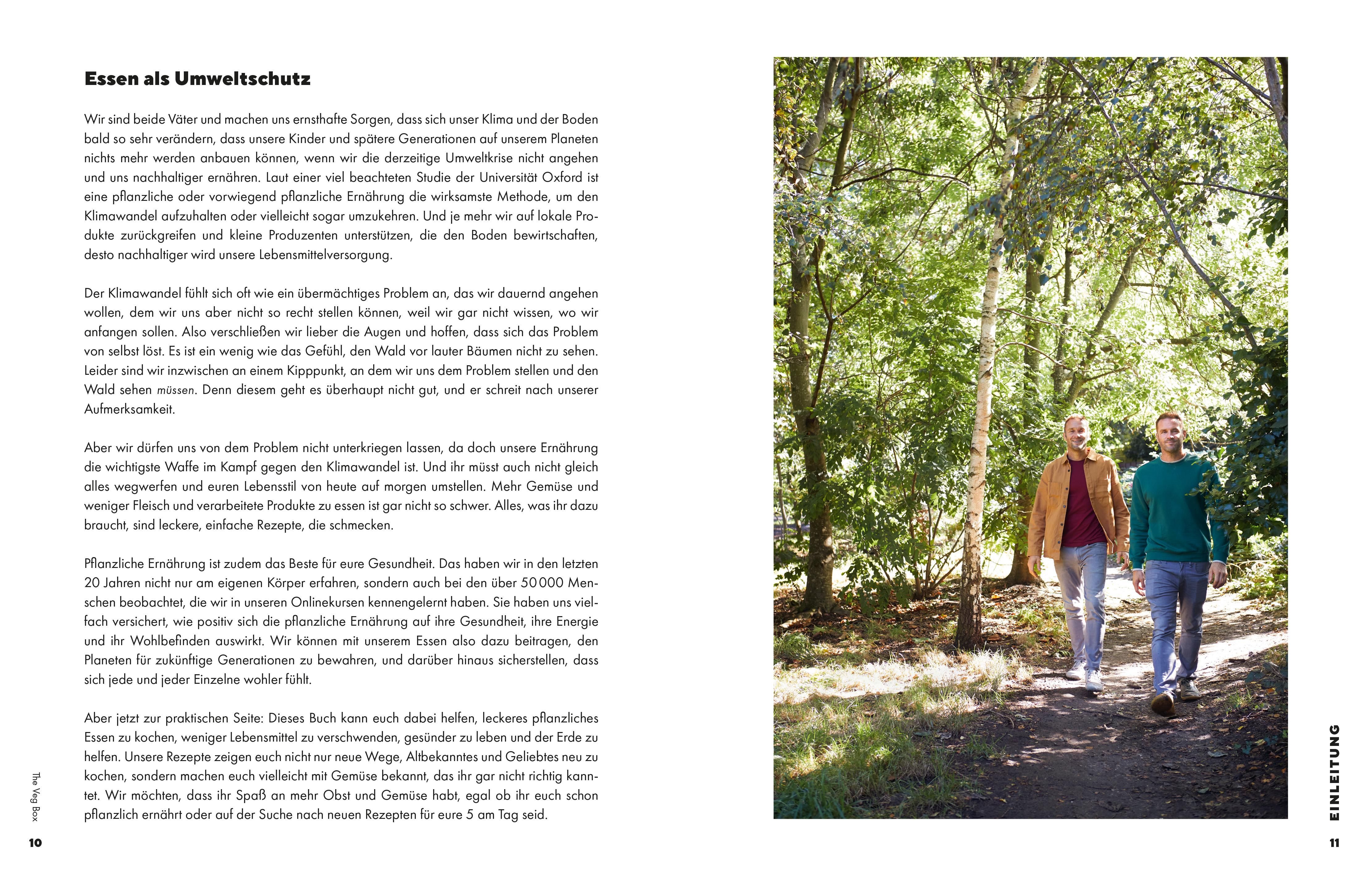 Doppelseite eines Buches. Zwei Männer gehen durch einen Wald. Text über Ernährung und Umweltschutz.