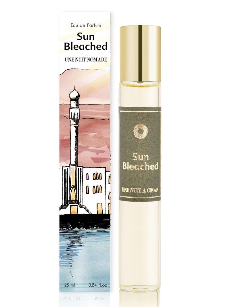 Eine Flasche Eau de Parfum 'Sun Bleached' von UNE NUIT NOMADE. Die Flasche ist zylindrisch mit einem goldenen Deckel. Auf dem Etikett steht 'Sun Bleached' und 'UNE NUIT A OMAN'. Die Verpackung zeigt eine Illustration eines Turms und des Meeres.