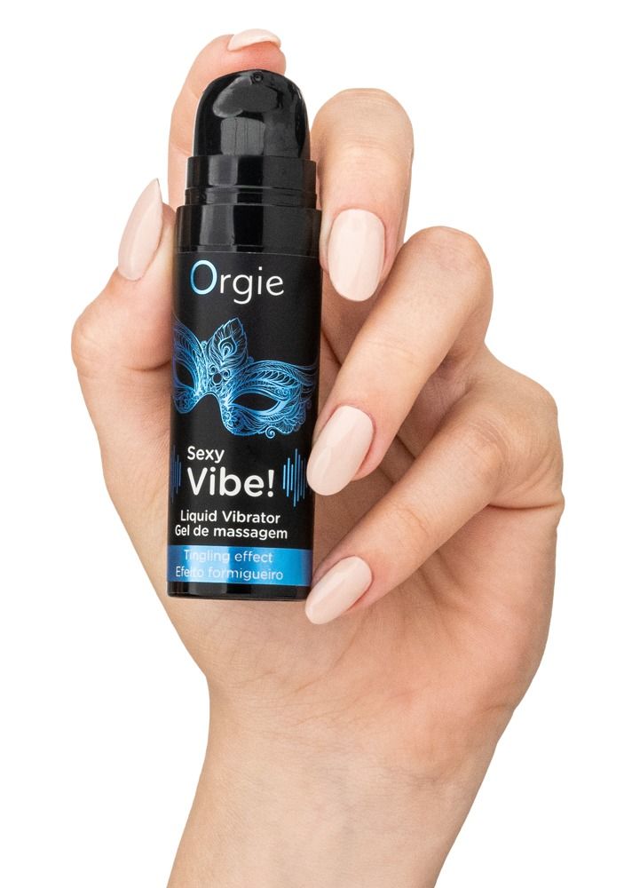 Hand hält schwarze Flasche mit blauem Masken-Design. Text: Orgie, Sexy Vibe!, Liquid Vibrator, Gel de massage, prickelnde Wirkung.