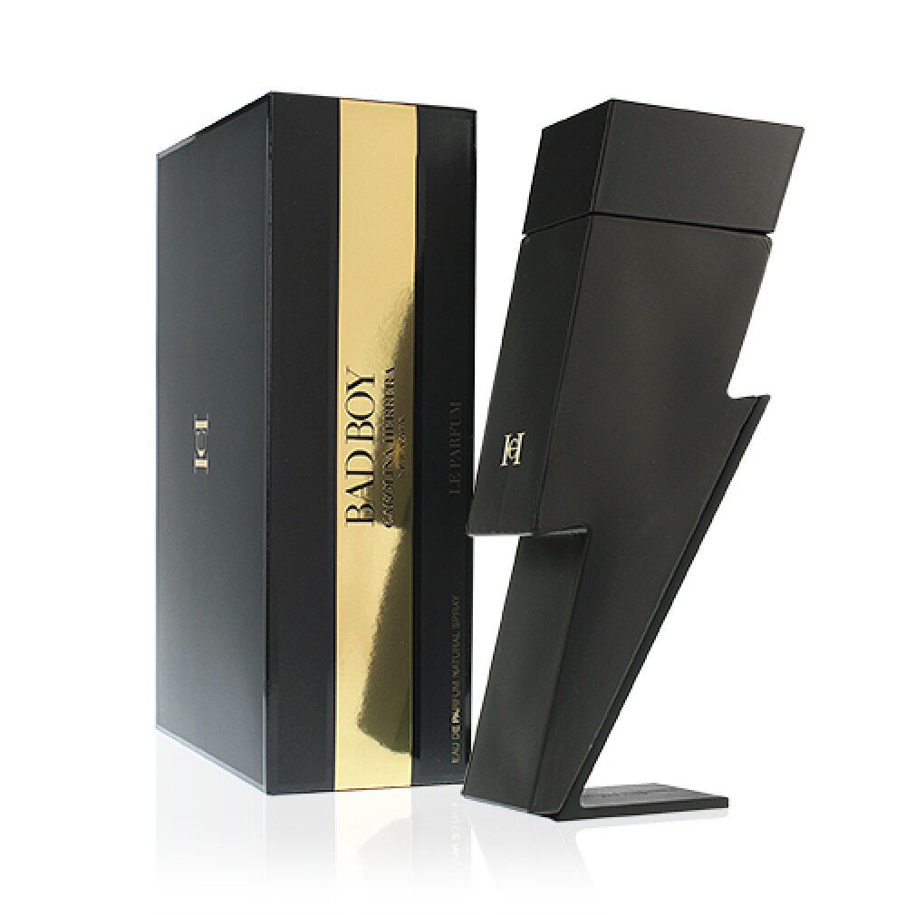 Schwarzer Flakon in Blitzform und Verpackung. Aufschrift: Bad Boy, Le Parfum, Carolina Herrera.