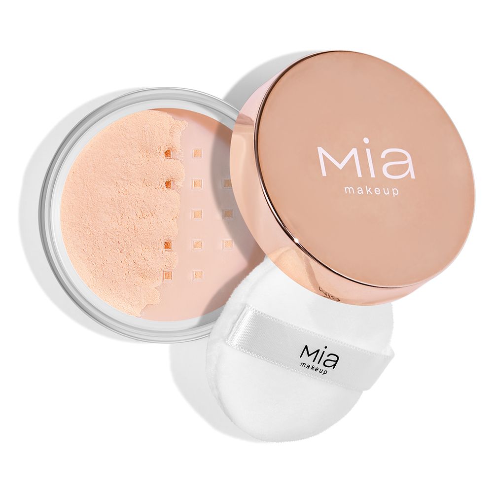 Cipria in polvere libera Mia Makeup in un contenitore trasparente con coperchio color oro rosa. Accanto, un piumino bianco con il logo Mia. Il coperchio è aperto, rivelando la cipria. La confezione è rotonda.
