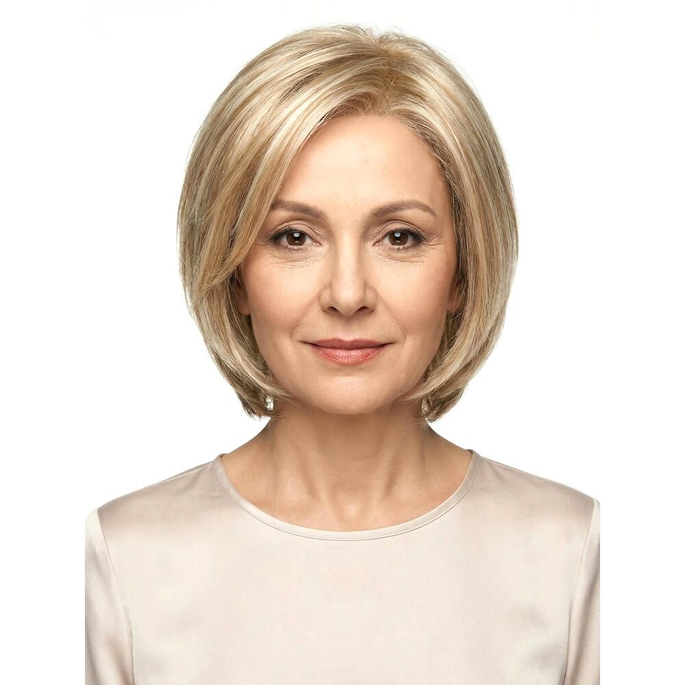 Blonde Perücke mit kurzem, gewelltem Schnitt. Frontale Ansicht einer Frau mit hellem Teint.