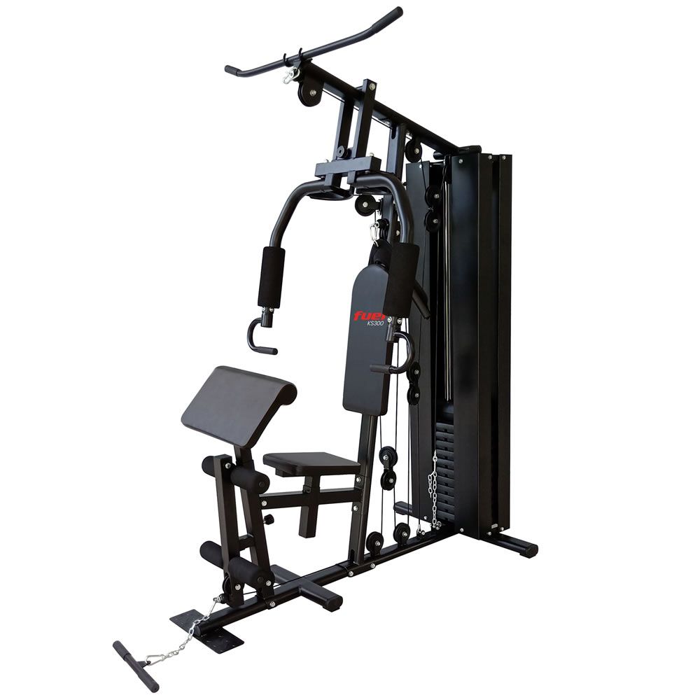 Schwarze Kraftstation mit verschiedenen Trainingsstationen. Sichtbar sind Arm-, Bein- und Brusttrainingsmöglichkeiten. Das Logo "FUEL Fitness" ist zu sehen.