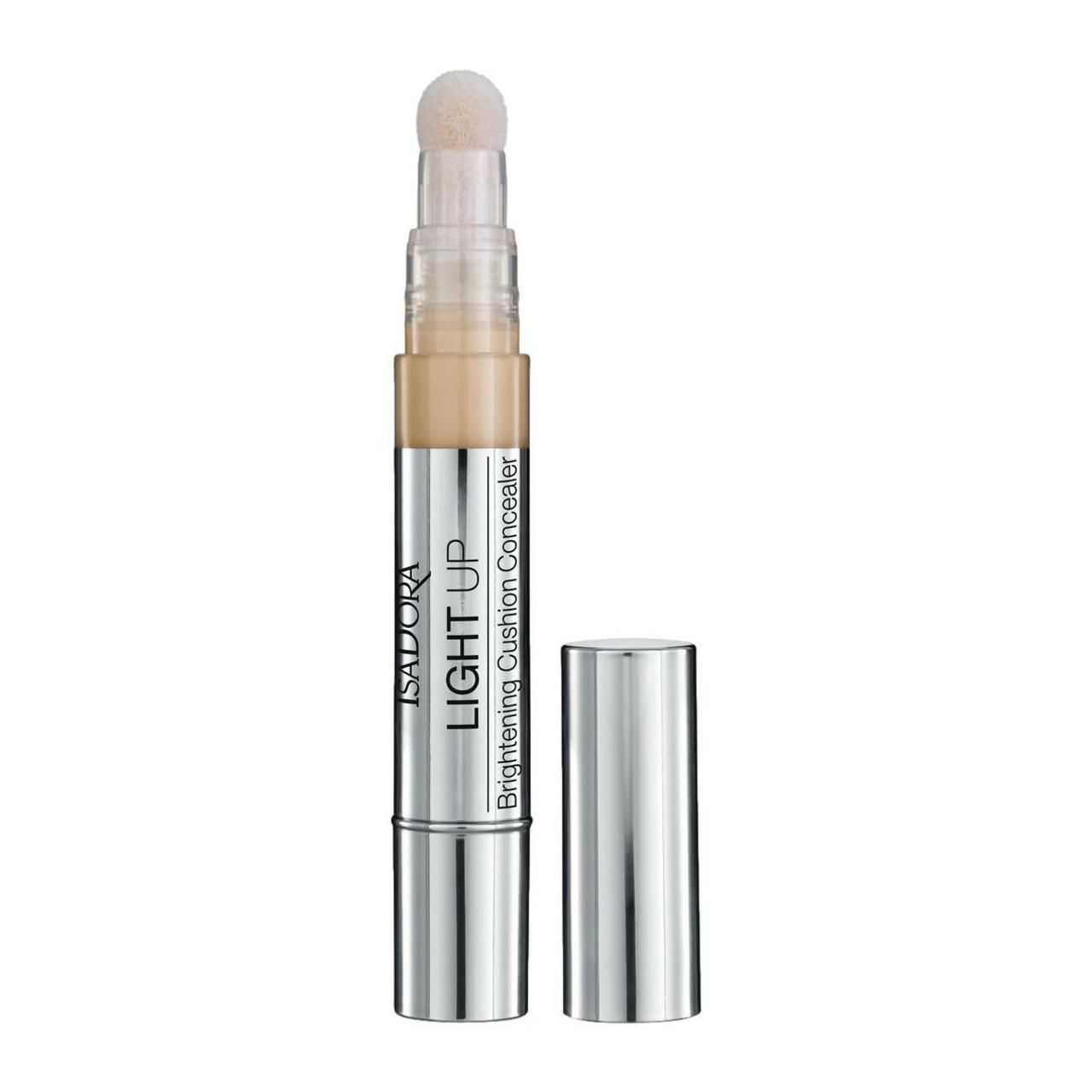 Concealer-Stift mit Schwammapplikator und silberner Kappe. Aufschrift: IsaDora, Light Up Brightening Cushion Concealer.