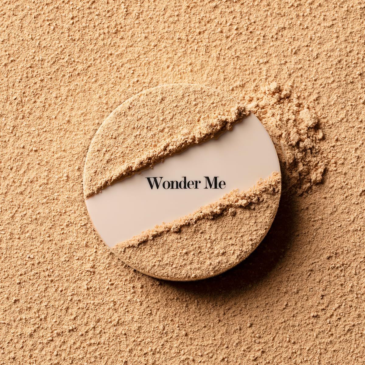Runder Puderbehälter mit Puder. Deckel mit "Wonder Me". Puderstreifen. Puder auf dem Deckel.