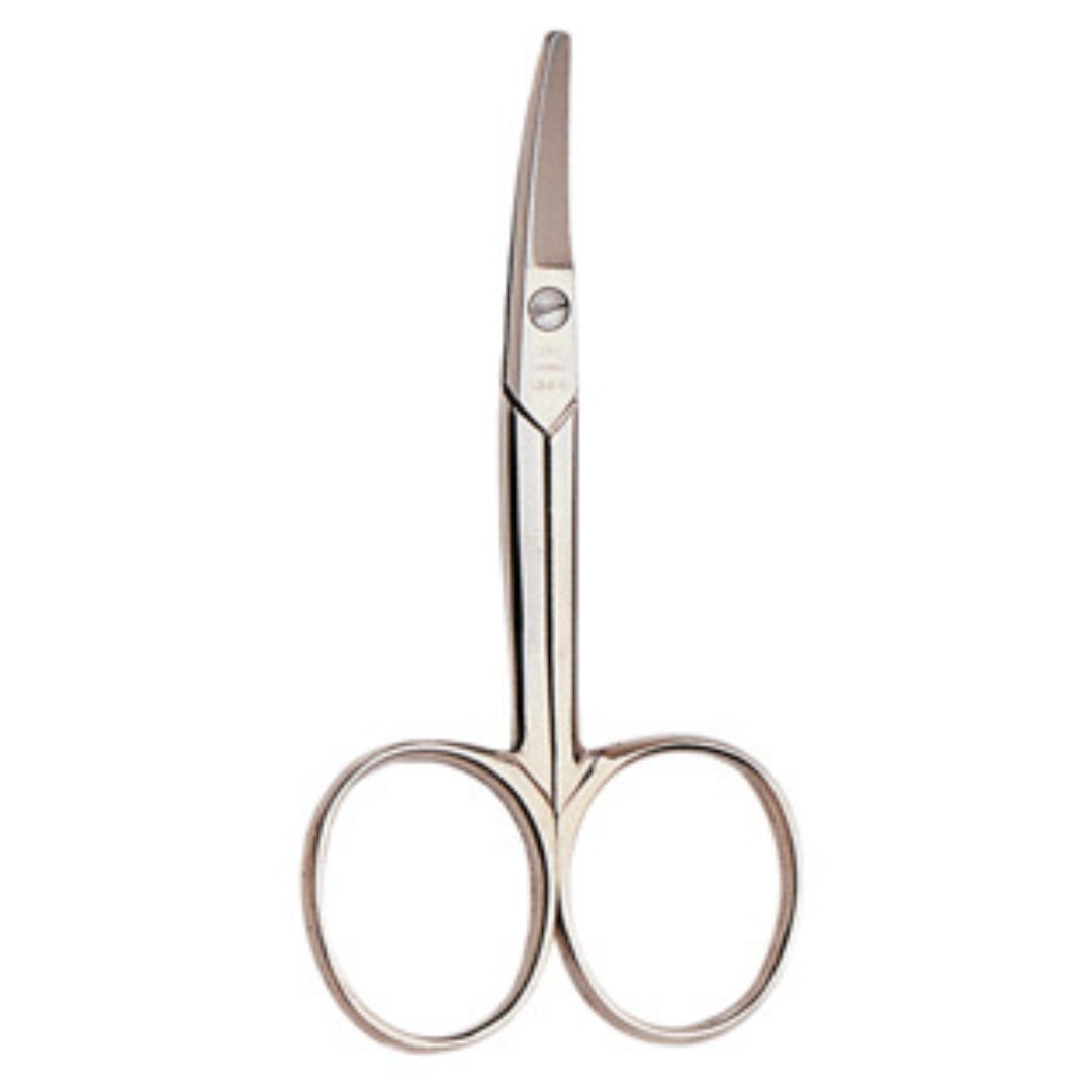 Kleine, silberfarbene Babyschere mit abgerundeten Spitzen. Griffe mit runden Öffnungen. Metall. Aufschrift.
