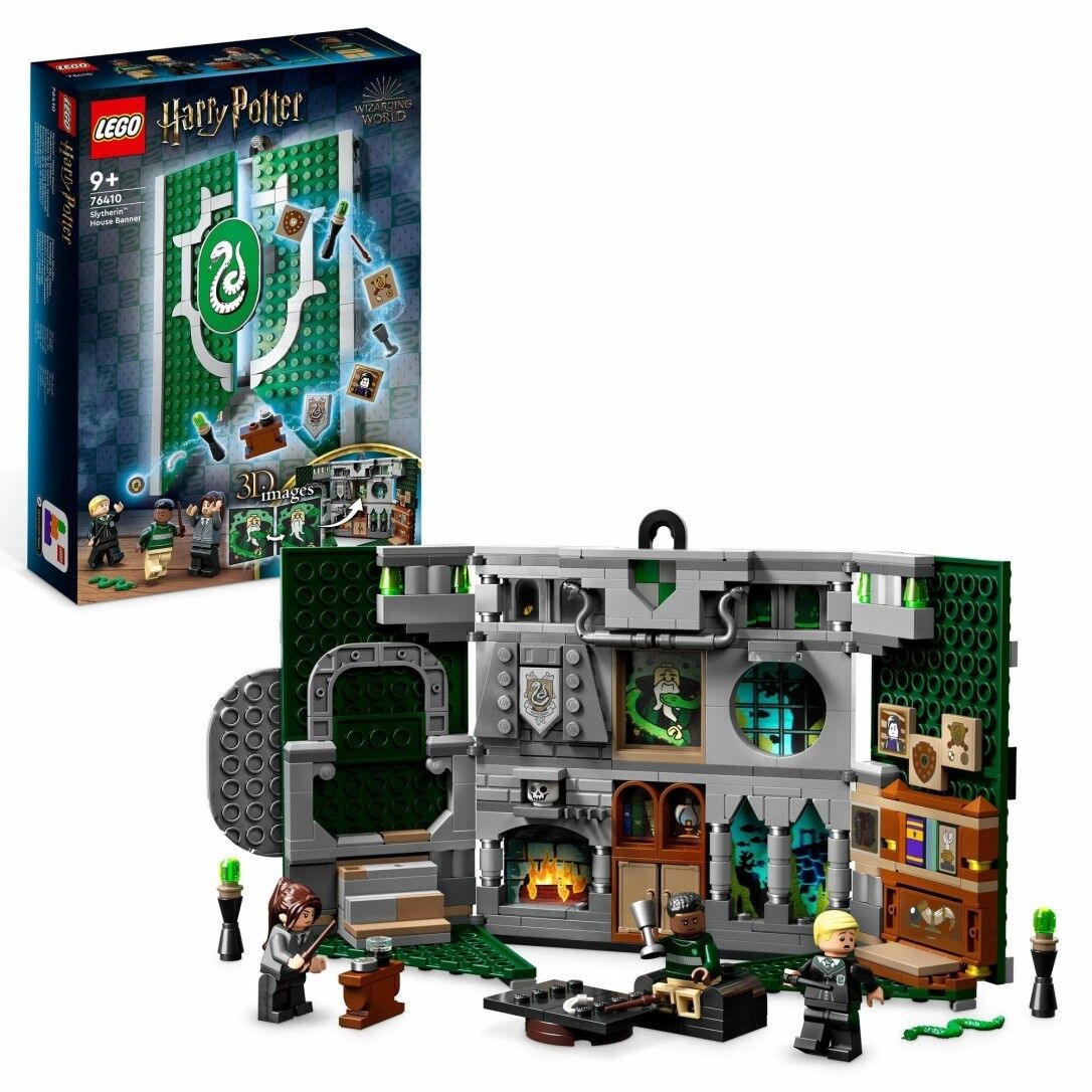 LEGO Harry Potter Stendardo della Casa Serpeverde. Il set mostra una scena dettagliata con personaggi e accessori. La confezione mostra lo stendardo verde con lo stemma di Serpeverde. Adatto a bambini dai 9 anni in su.