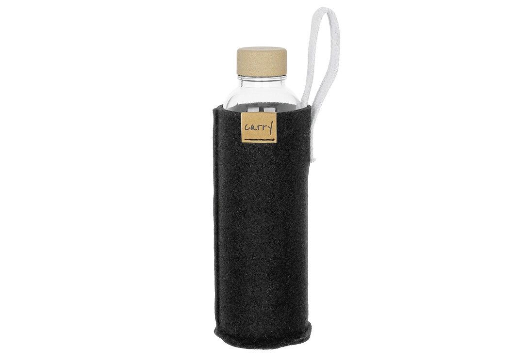 Schwarze Flaschenhülle mit weißem Trageriemen. Die Flasche ist aus Glas mit Holzdeckel. Auf der Hülle ist ein Etikett mit dem Wort "CARRY".