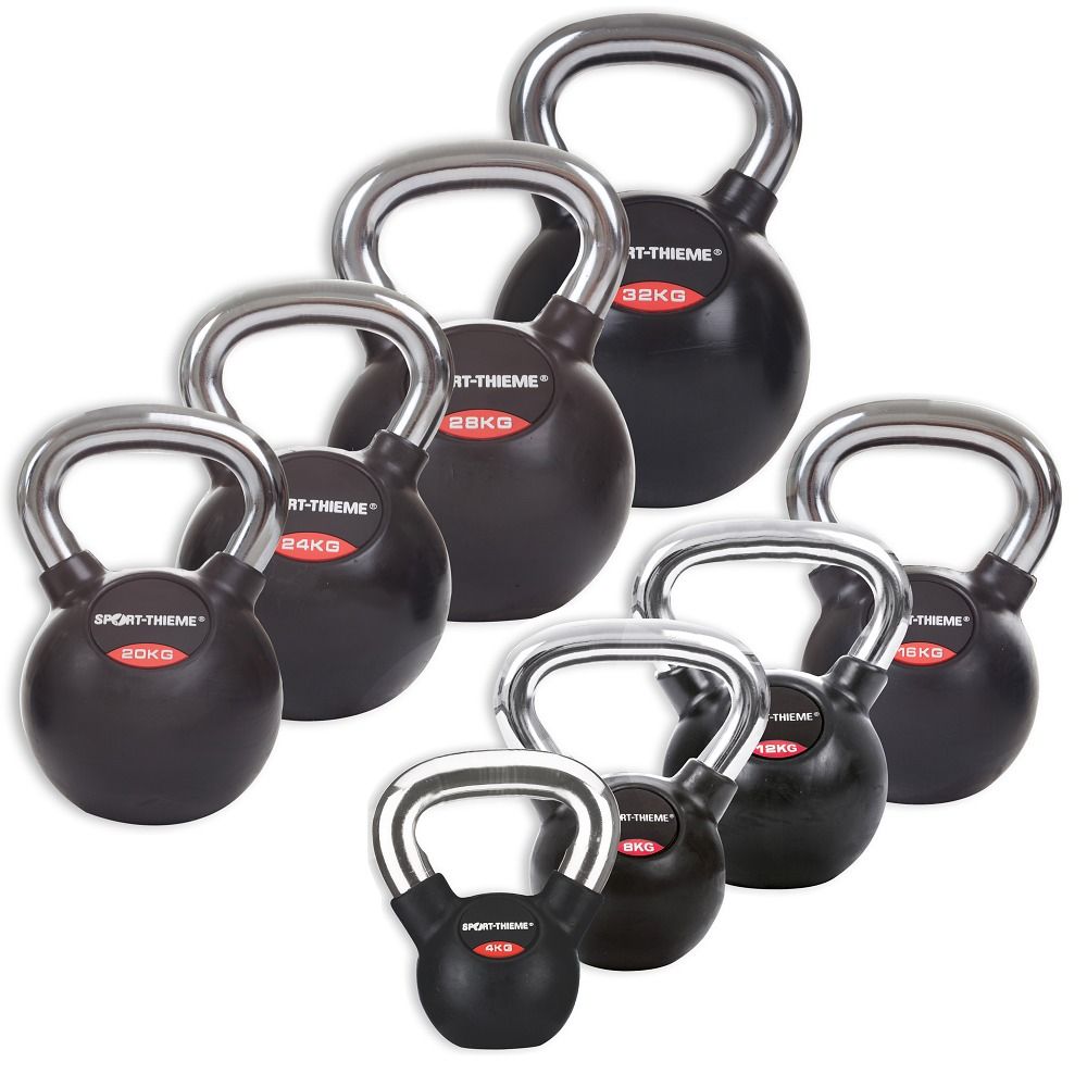 Set aus mehreren gummierten Kettlebells mit glatten Chromgriffen und Gewichtsangaben.