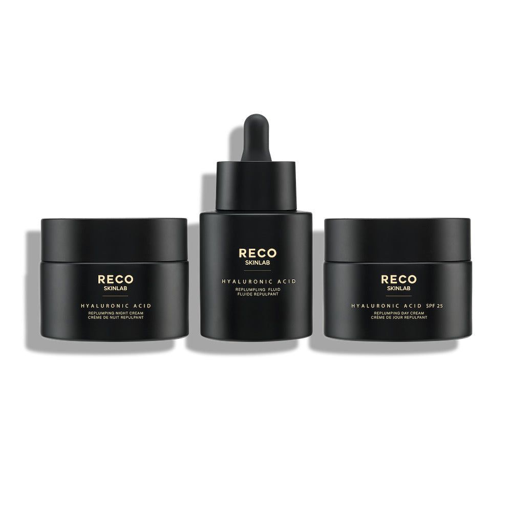 Drei schwarze Kosmetikbehälter. Links und rechts Cremetiegel, dazwischen eine Flasche mit Pipette. Aufschrift: RECO SKINLAB, Hyaluronsäure.